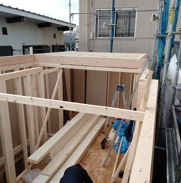 　2階躯体壁組み完了後3階床根太組み 